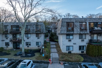 Scarsdale Meadows in Scarsdale, NY - Foto de edificio - Primary Photo