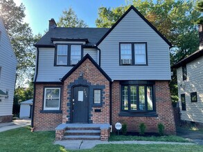 988 Nela View Rd in Cleveland Heights, OH - Building Photo - Building Photo