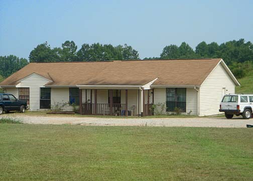 100 Manor Dr in Westminster, SC - Building Photo