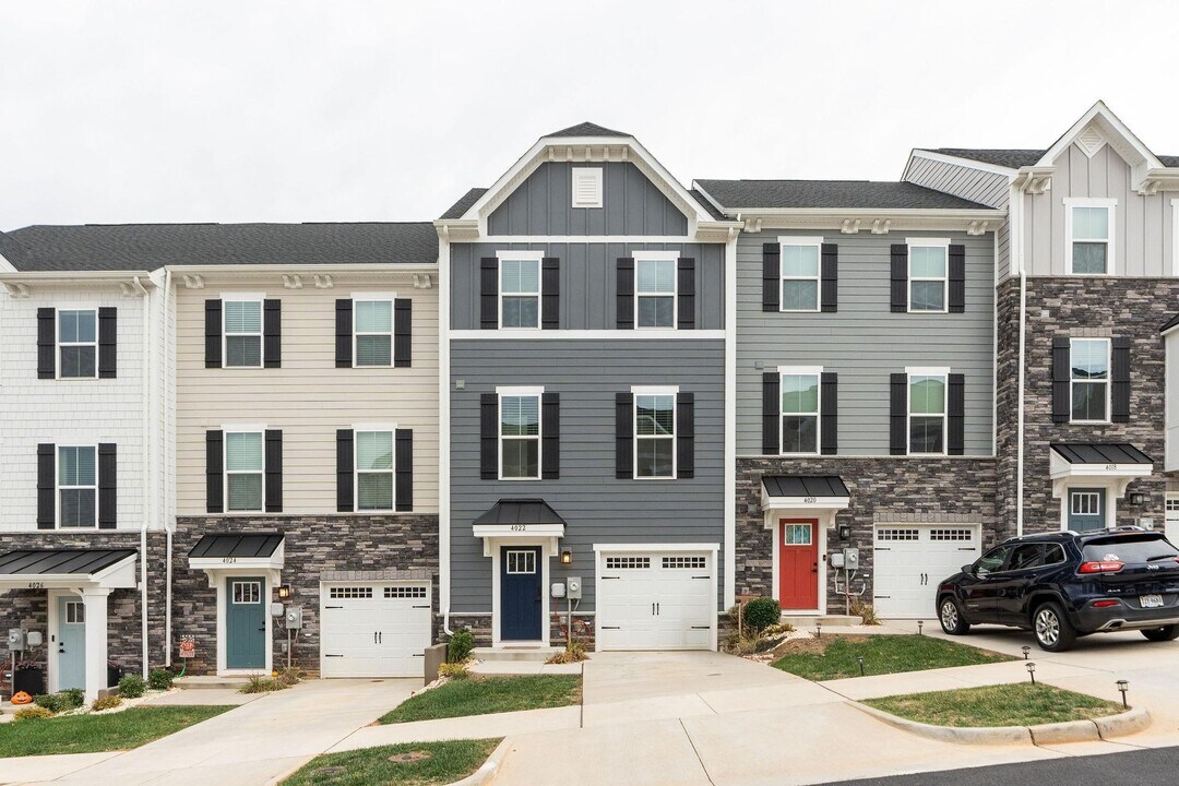 4022 Purple Flora Bnd in Charlottesville, VA - Foto de edificio