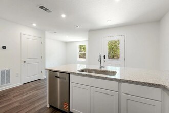 115 Tiger Lily Ln in Defuniak Springs, FL - Foto de edificio - Building Photo