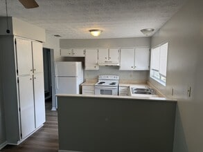 107 S Robinhood Dr in Savannah, GA - Building Photo - Building Photo