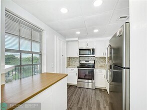 2950 N Palm Aire Dr in Pompano Beach, FL - Building Photo - Building Photo