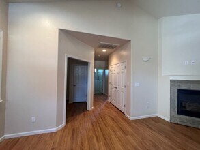 336 S Holland Ct in Visalia, CA - Building Photo - Building Photo