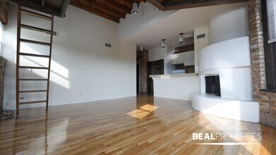 558 W Wellington Ave, Unit 2 in Chicago, IL - Foto de edificio - Building Photo
