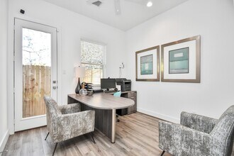 9025 Laverne Oak Ln in Houston, TX - Building Photo - Building Photo