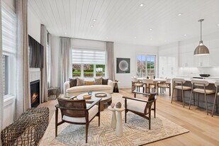 8 Magnolia Dr in Water Mill, NY - Building Photo