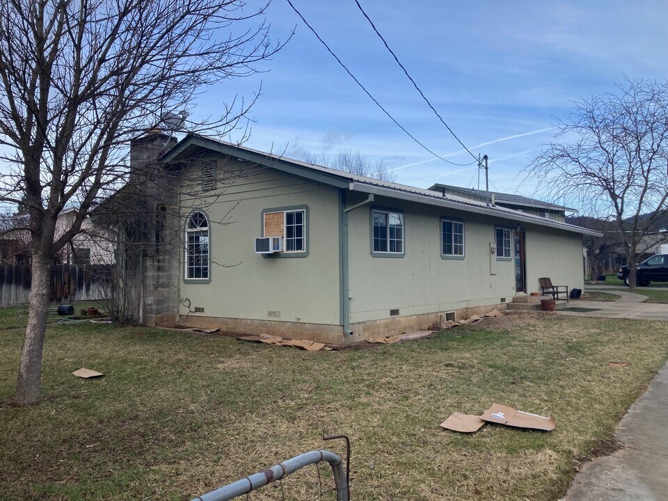 111 Mill St in Weaverville, CA - Building Photo