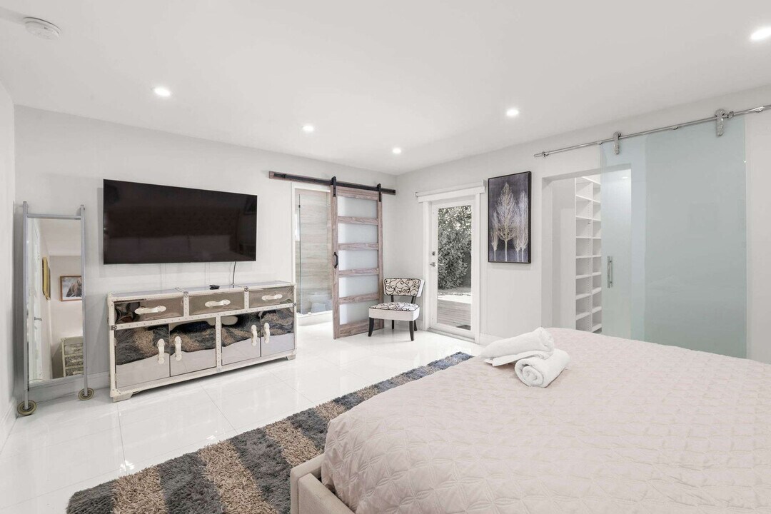 2271 NE 191st St in Miami, FL - Building Photo