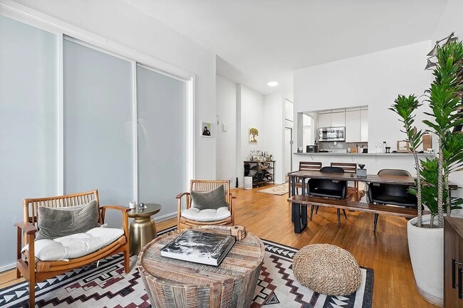 43 E 10th St in New York, NY - Building Photo - Building Photo