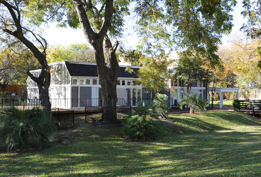 North Park Terrace in Dallas, TX - Building Photo