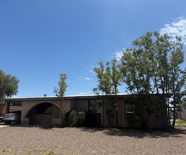property at 2411 W Oracle Jaynes Station Rd