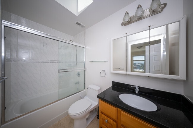 483 Monterey Blvd in San Francisco, CA - Foto de edificio - Building Photo