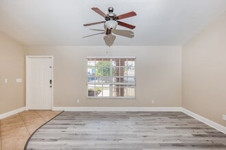 811 SW 14th Pl in Cape Coral, FL - Foto de edificio - Building Photo