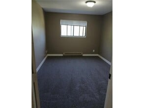 901 Country Club Dr in Marshall, MN - Building Photo - Building Photo