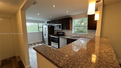 8300 Sands Point Blvd in Tamarac, FL - Foto de edificio - Building Photo