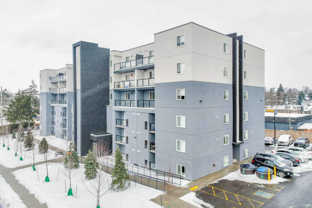 Spurline Flats in Waterloo, ON - Building Photo