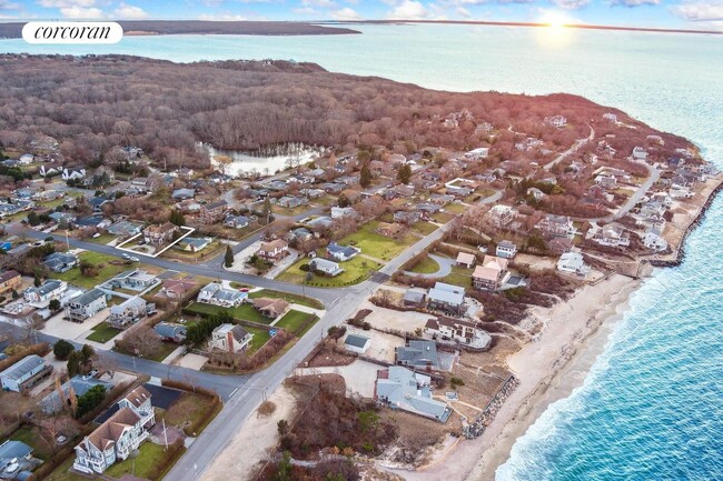 18 Pine Tree Dr in Montauk, NY - Building Photo - Building Photo