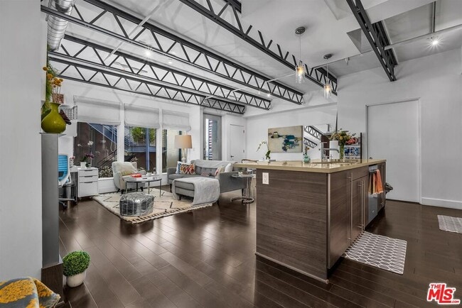 property at 1250 N Harper Ave