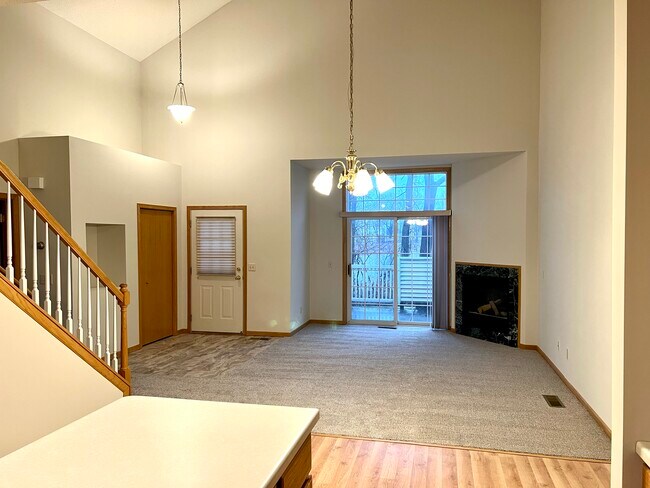 475 Hickory Ln N in Oakdale, MN - Foto de edificio - Building Photo