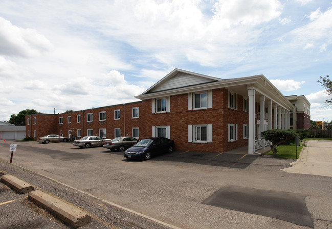 Golden Apartments in Hopkins, MN - Building Photo - Building Photo