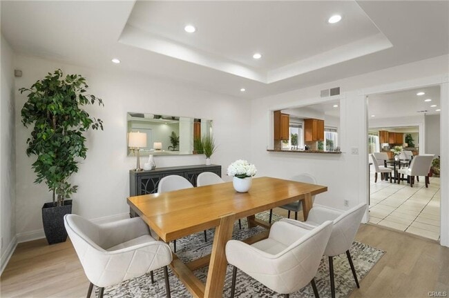 18760 Wells Dr in Los Angeles, CA - Building Photo - Building Photo