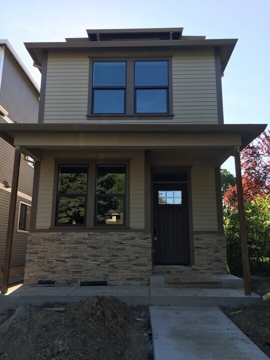 8213 SE 9th Ave in Portland, OR - Building Photo