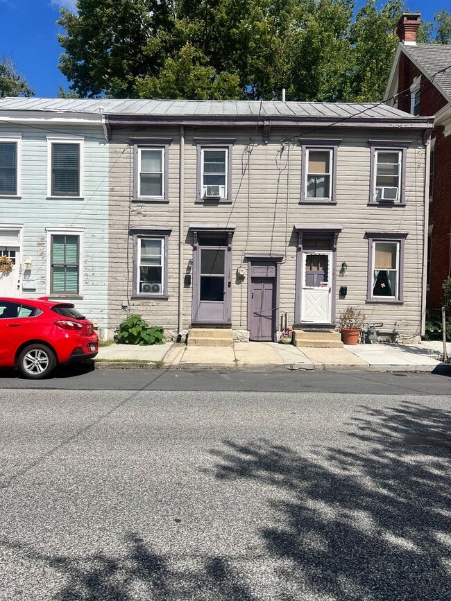 139 E Pomfret St in Carlisle, PA - Building Photo - Building Photo