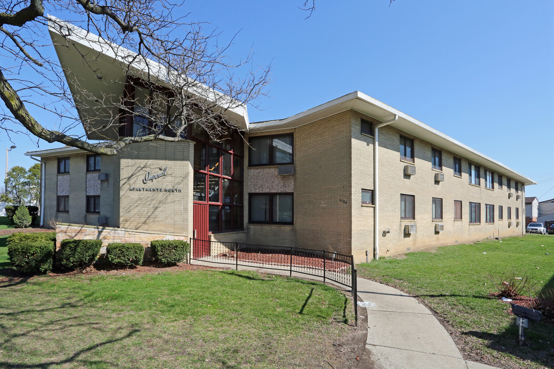 Imperial Apartments in Milwaukee, WI - Building Photo