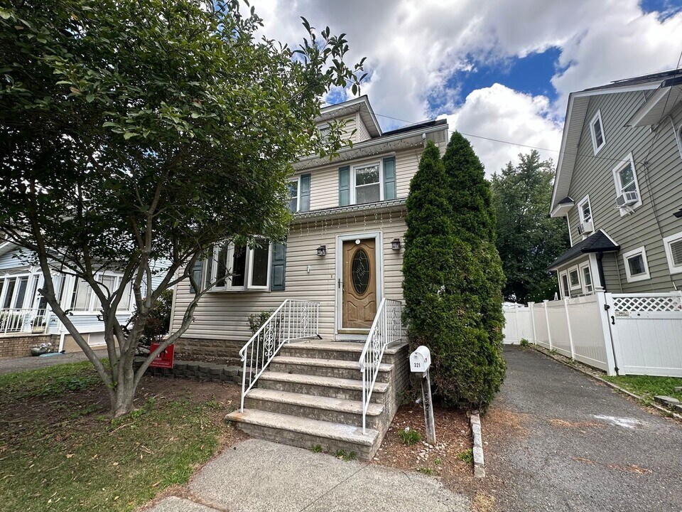 321 Hemlock St in Roselle Park, NJ - Building Photo