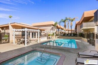 400 N Sunrise Way in Palm Springs, CA - Foto de edificio - Building Photo