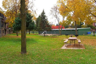 Sunrise Court Apartments in Cambridge, MN - Foto de edificio - Building Photo