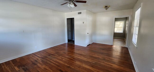 117 Austin St in McGregor, TX - Building Photo - Building Photo