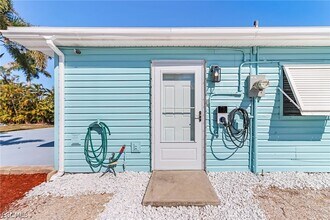 2371 Baybreeze St in Saint James City, FL - Foto de edificio - Building Photo