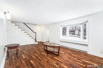 783 Quaker Ln S in West Hartford, CT - Building Photo - Building Photo