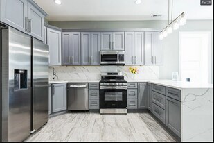 4340 W Maypole Ave, Unit 2 in Chicago, IL - Building Photo