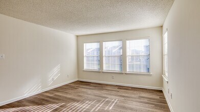 Latitudes Apartments in Virginia Beach, VA - Foto de edificio - Building Photo