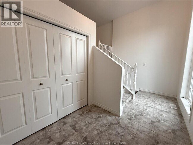 1031 Thunderbay Ave in Windsor, ON - Building Photo - Building Photo