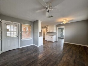 5619 Wood Creek Way in Houston, TX - Foto de edificio - Building Photo