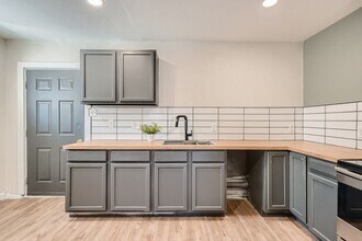 7770 S Kit Carson Dr in Centennial, CO - Building Photo - Building Photo