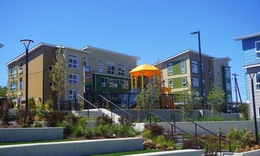 Madrona Square in Everett, WA - Foto de edificio - Building Photo