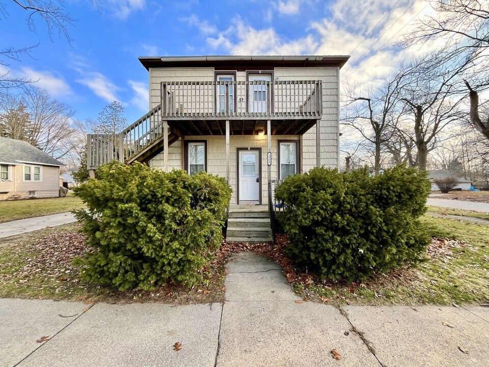 1555 Palmer Ave in Muskegon, MI - Building Photo