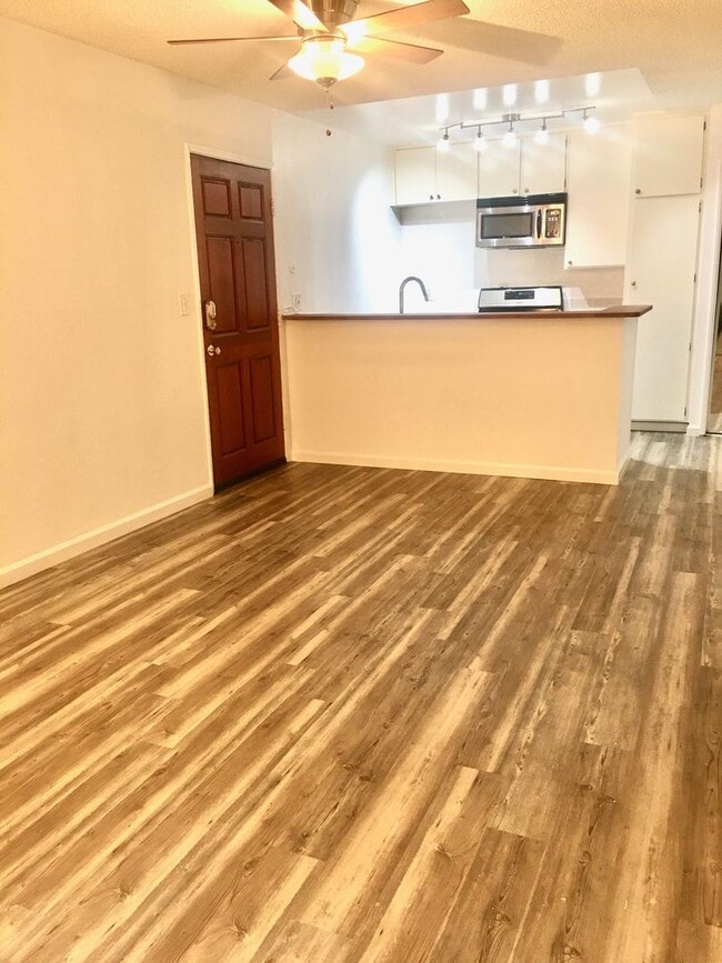 18645 Hatteras St in Tarzana, CA - Building Photo - Building Photo