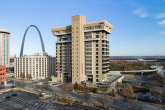 Pointe 400 Apartments in St. Louis, MO - Building Photo - Building Photo