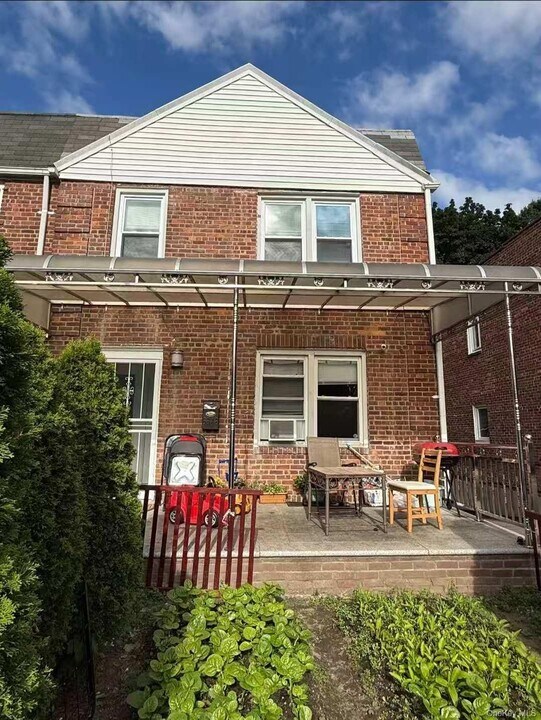 68-48 Selfridge St in Queens, NY - Foto de edificio