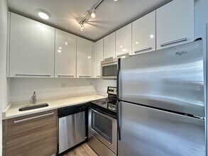 925 W Carmen Ave, Unit E7 in Chicago, IL - Foto de edificio - Building Photo