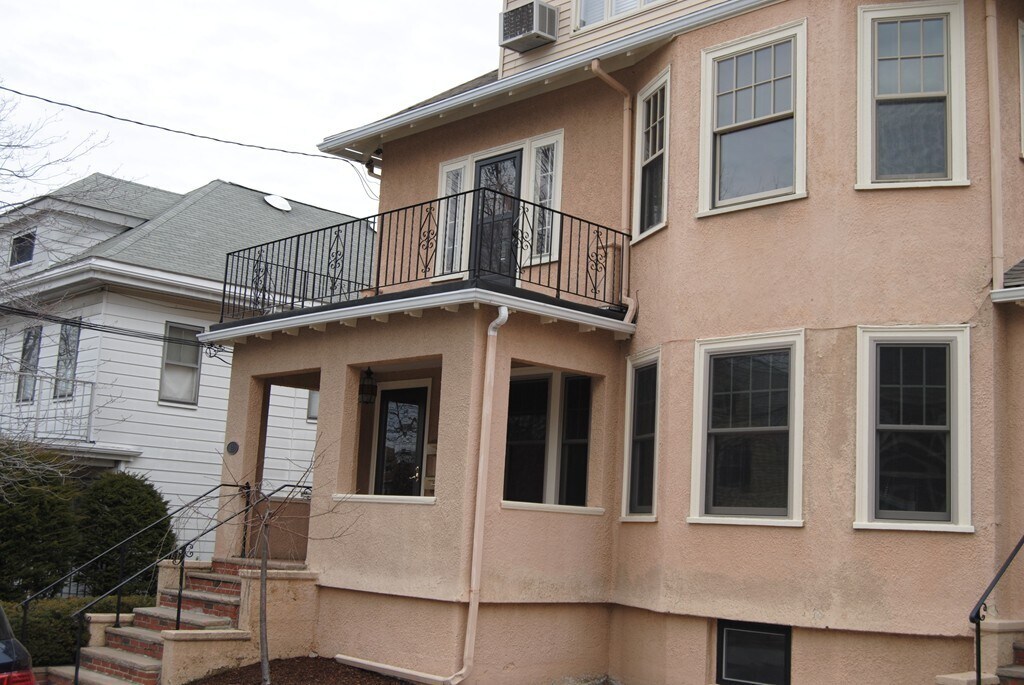 140 Winsor Ave, Unit #1 in Watertown, MA - Foto de edificio