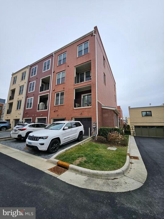 620 E Howell Ave in Alexandria, VA - Building Photo