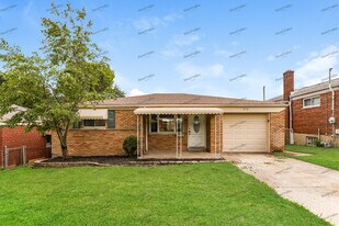818 Woodyhill Dr in Cincinnati, OH - Building Photo