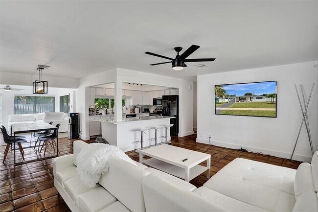 2136 NE 3rd Way in Boca Raton, FL - Foto de edificio - Building Photo